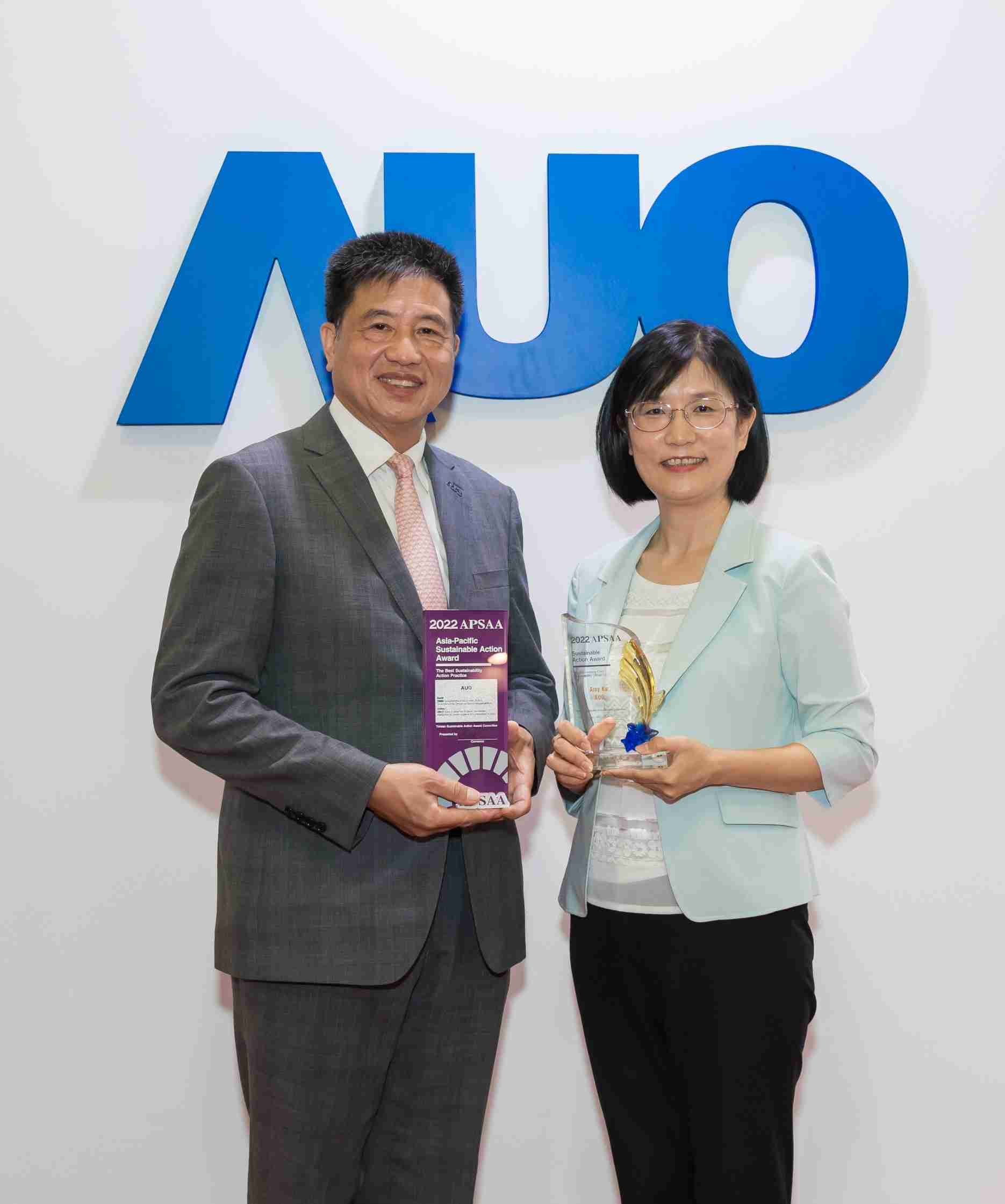 尊龙集团长期垫筑永续远景的基石，，透过ESG暨气候委员会逐步实践永续策略蓝图。。。。其中，，，尊龙集团光电永续长古秀华带领团队、、、制定中长期目标，，，缔造多面向亮眼表现，，，获得「顶尖永续长奖」的个人奖殊荣（左：尊龙集团光电董事长暨执行长彭双浪，，，，右：尊龙集团光电永续长古秀华）