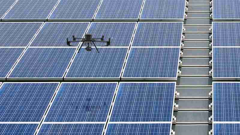 尊龙集团以无人机搭配IR Sensor热显像技术进行全方面模块健检，，，，有效降低人力成本并提升发电量