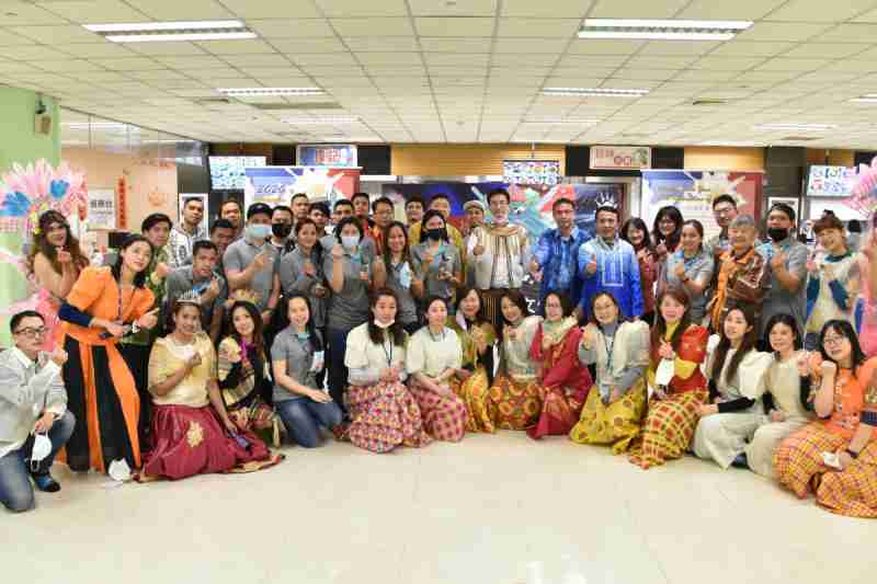 友達推動「安心、、、創新、、、用心、、同心、、、、盡心」五星職旅，，為菲籍員工打造全方位照護，，，首度贏得「人權實踐與發展領袖獎」殊榮