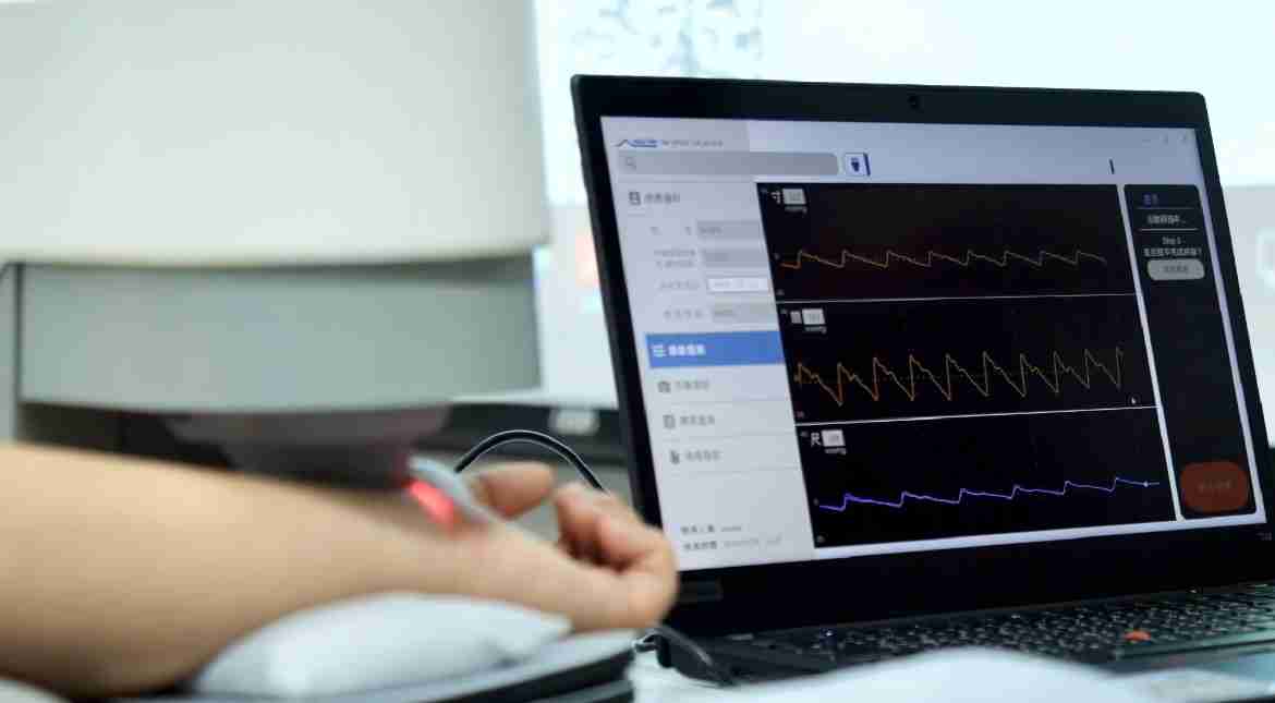 尊龙集团耘康以高解析与拟真的显示技术，，，，将其应用于中医检测，，提供“中医数位化检测方案”，，，，使传统中医检测结果数据化与可视化