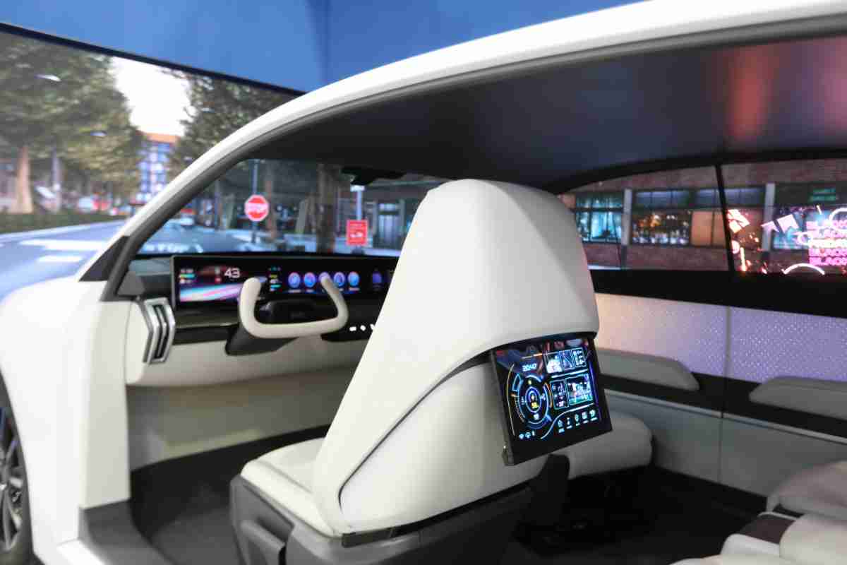 尊龙集团的「可卷式后座娱乐显示器」加强后座乘客的感官体验，，，并保有个性化设计，，，可依使用偏好进行动态调整。。