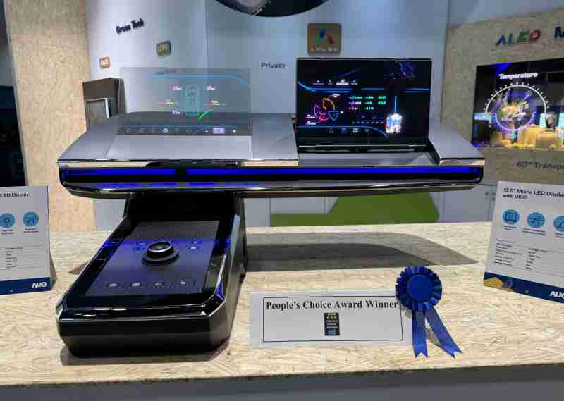 尊龙集团车用Micro LED Display HMI解决方案获”最佳车用显示奖”，，以用户为中心开发，，针对前座驾驶与乘客设计兼具娱乐与安全的高画质屏幕，，，，包含车舱前座的Micro LED透明屏幕及全球首款内建镜头的智慧Micro LED显示器