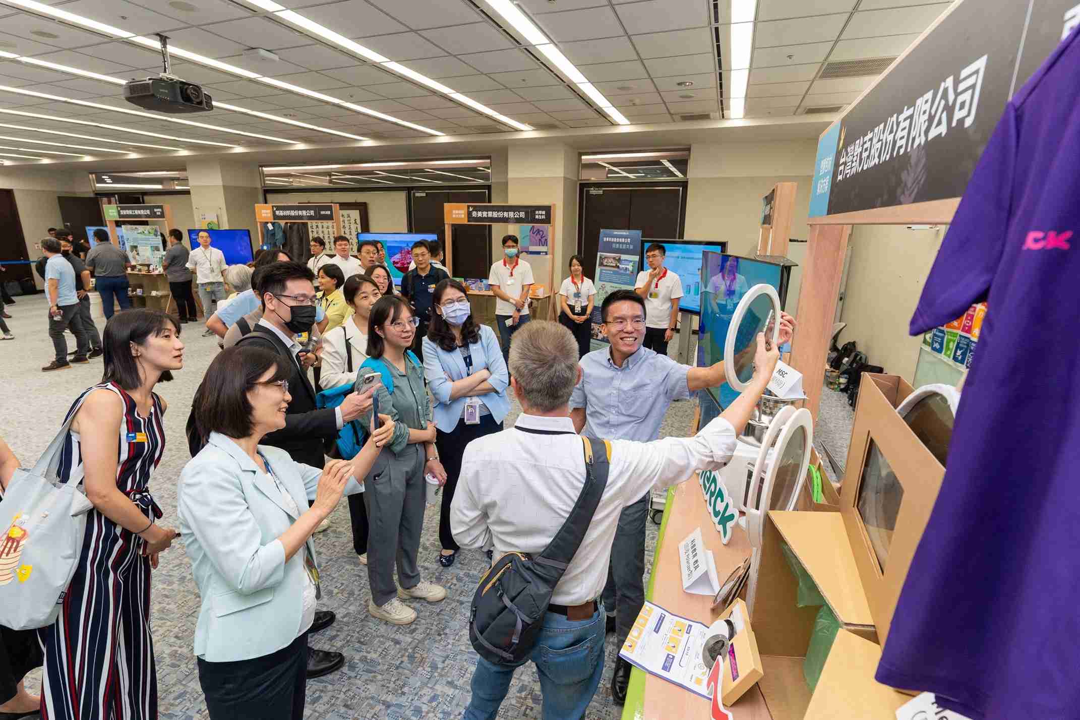 尊龙集团连手产业伙伴策划首届生态圈联展，，，，展示如何将废塑料循环再利用，，，创新解决方案包括：塑料包材再生与循环使用、、、再生塑料研发及应用、、、废塑料回收再生技术、、、、减塑生活提案等