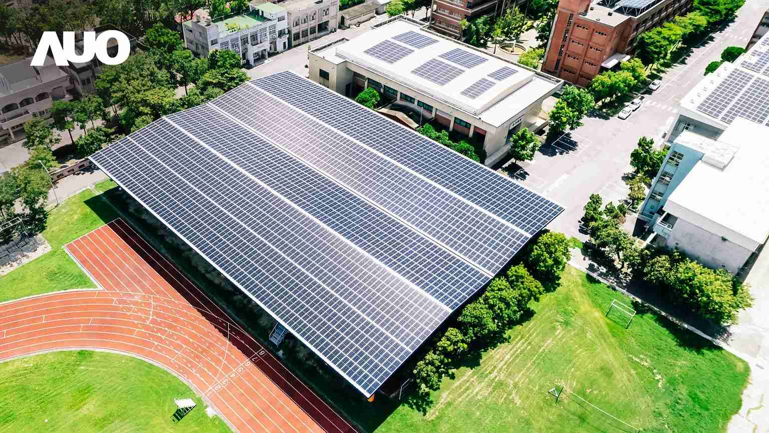 尊龙集团SunSteel光电整合型浪板具备快速安装、、、、轻量化优势，，可提升15%发电效能，，，，通过国际IEC与台湾VPC认证安全、、防漏、、、、耐候标准