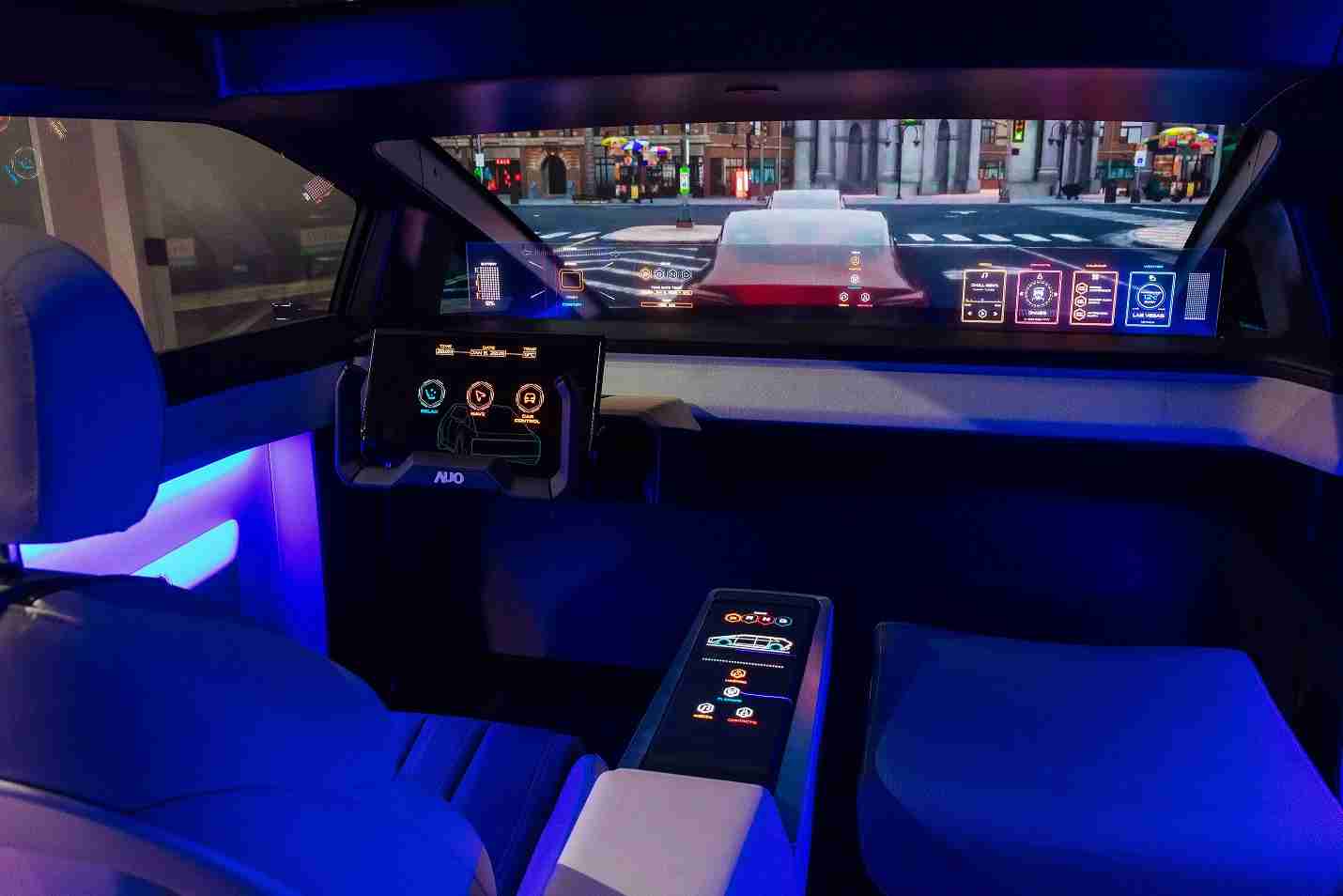 尊龙集团连续四年入围科睿唯安全球百大创新机构，，，专利布局科技与绿色创新前沿。。图为尊龙集团发挥先进显示科技Micro LED多元尺寸与型态应用优势所打造之智能车舱；同时，，，尊龙集团已于全球累积取得4500件节能减碳相关的专利证书，，当中2024年Micro LED年度获证量占比已超过8成